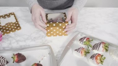 Çikolataya batırılmış organik çilekler parşömen kağıdına kurulanıyor..