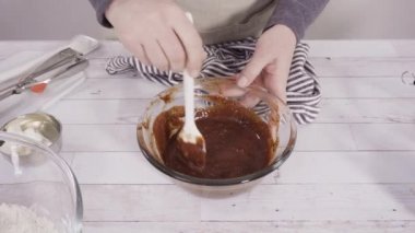 Çikolatalı ahududu kekleri pişirmek için malzemeler karıştırıyorum..