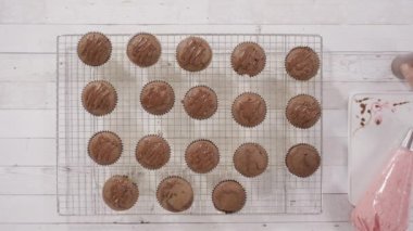 Çikolatalı ahududu kekleri pişirmek için malzemeler karıştırıyorum..