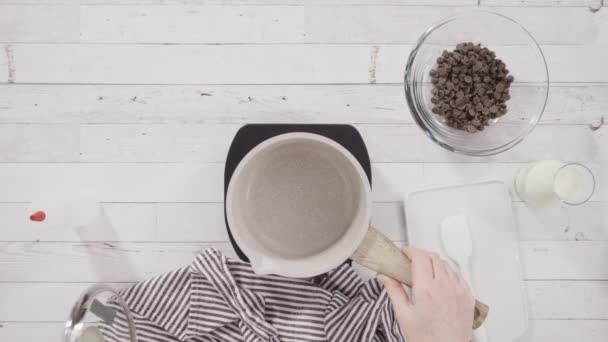 Mengen Van Ingrediënten Chocolade Framboos Cupcakes Bakken — Stockvideo