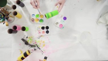 Çocuk kâğıtları. Boş tuvalet kağıdı rulolarından ve inşaat kağıdından kağıt hataları yapmak.