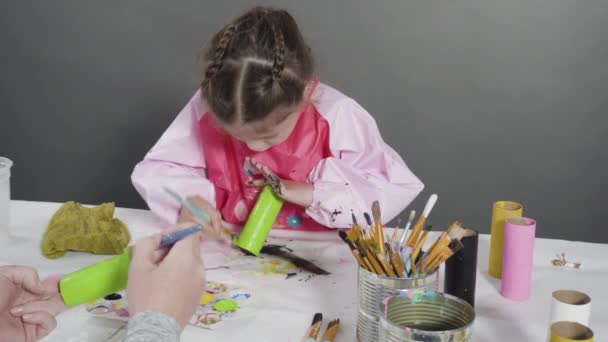 Børnepapirarbejde Gør Papir Bugs Tomme Toiletpapir Ruller Byggepapir – Stock-video