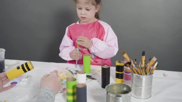 子供の紙工芸品 空のトイレ紙ロールと建設紙から紙のバグを作る — ストック動画