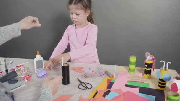 Papelaria Infantil Fazendo Insetos Papel Partir Dos Rolos Papel Higiênico — Vídeo de Stock