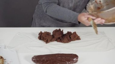 Çikolatalı ahududu kekleri pişirmek için malzemeler karıştırıyorum..