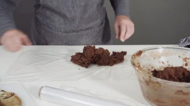 Çikolatalı ahududu kekleri pişirmek için malzemeler karıştırıyorum..