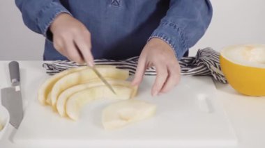 Adım adım. Beyaz kesme tahtasında kaygan altın çiğ taneli kavun.