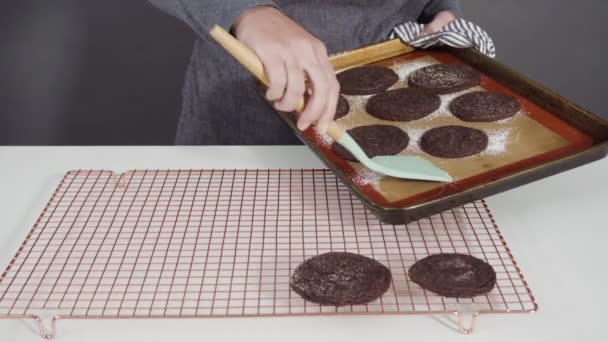 Pas Pas Refroidissement Des Biscuits Chocolat Fraîchement Cuits Sur Porte — Video