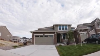Denver, Colorado, ABD-19 Temmuz 2020 - Bir yaz sabahı tipik banliyö manzarası.
