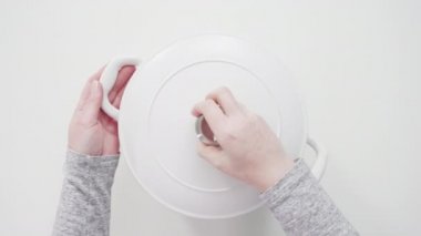Dökme demir Hollanda fırınında vejetaryen beyaz fasulye çorbası pişirmek.