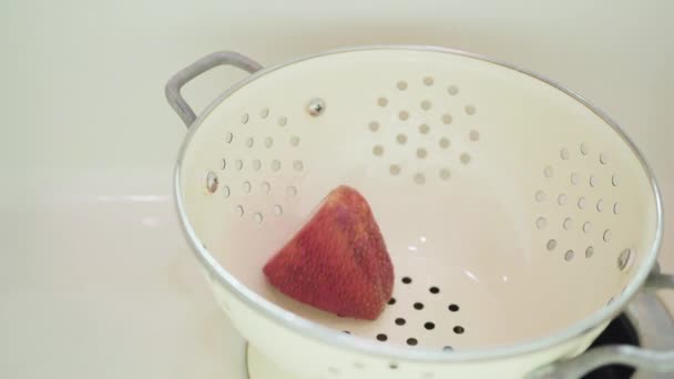 Bio Erdbeeren Kleinen Sieb Waschen — Stockvideo