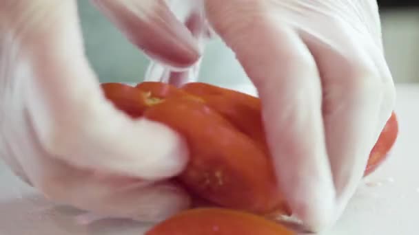 Lapso Tiempo Cortar Tomates Rojos Una Tabla Cortar Blanca — Vídeo de stock