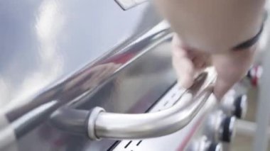 Açık hava ızgarasında pizza pişirmek..