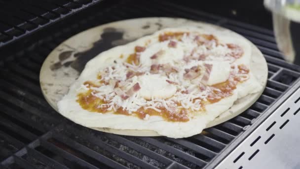 在室外煤气炉上烹调披萨 — 图库视频影像