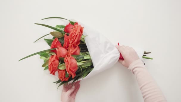 Floristería Corriendo Rosas Rojas Para Arreglo Ramo — Vídeos de Stock