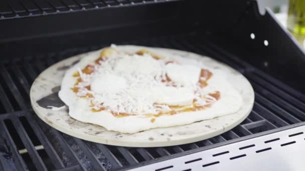 Gotowanie Pizzy Zewnątrz Grill Gazowy — Wideo stockowe