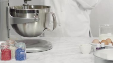 Adım adım. Üç katlı vanilyalı kek pişirmek için mutfak mikserinin malzemelerini karıştırıyorum..