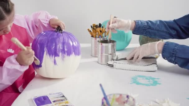 Pintura Calabaza Artesanal Con Pintura Acrílica Para Crear Sirena Decorada — Vídeos de Stock