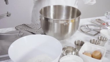 Adım adım. Denizkızı temalı vanilyalı kekler pişirmek için mutfak mikserinde malzemeleri karıştırıyorum..
