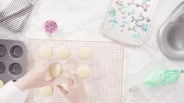 Pose Plate Pas Pas Gâteaux Vanille Sirène Glaçante Avec Glaçage — Video