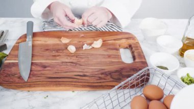 Adım adım. Bitkisel ekşi kremayla kabak keki yapmak için malzemeler kesiyorum..