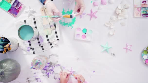 用丙烯酸涂料粉刷工艺南瓜 打造装饰美人鱼万圣节南瓜 — 图库视频影像