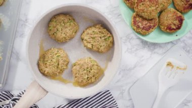 Düz yatıyordu. Adım adım. Küçük bir tavada zeytinyağında kabak keki kızartıyorum..