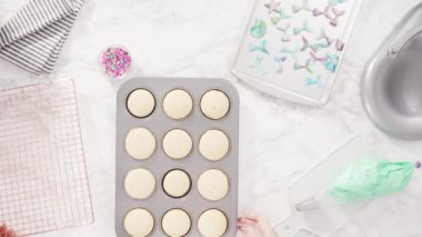 Düz yatıyordu. Adım adım. Denizkızı temalı vanilyalı kekler için tereyağlı krema yapmak için mutfak mikserinde malzemeler karıştırılıyor..