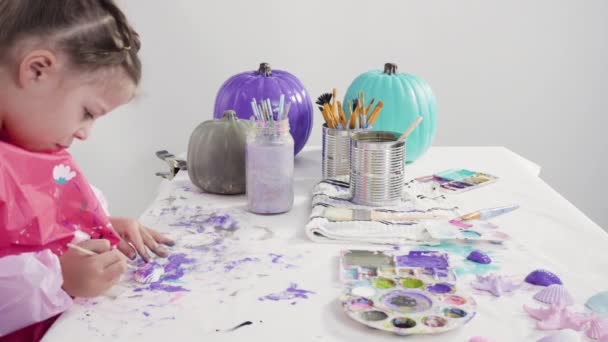 Pintura Calabaza Artesanal Con Pintura Acrílica Para Crear Sirena Decorada — Vídeo de stock