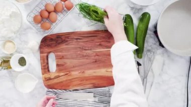 Zaman aşımı. Düz yatıyordu. Adım adım. Bitkisel ekşi kremayla kabak keki yapmak için malzemeler kesiyorum..