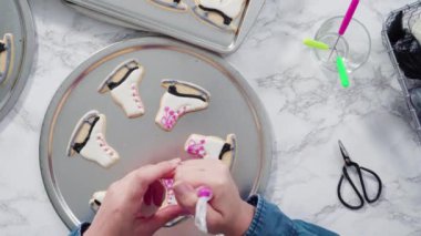 Buzlu patenli kurabiye üzerinde yenilebilir sim fırçalamak.