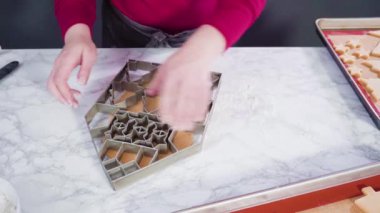 Zencefilli kurabiye hamurundan Noel kurabiyeleriyle şekiller kesiyorum..