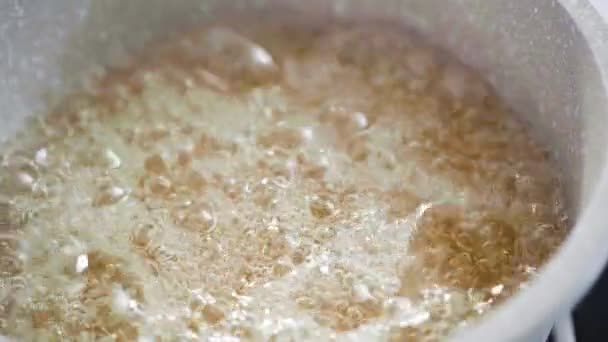 Açúcar Caramelizante Uma Panela Pequena Sobre Pequeno Fogão Elétrico — Vídeo de Stock