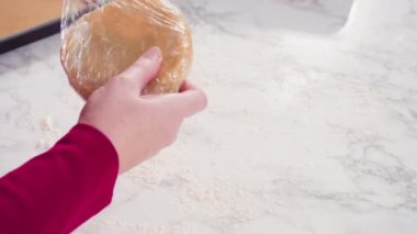 Zencefilli kurabiye hamurundan Noel kurabiyeleriyle şekiller kesiyorum..