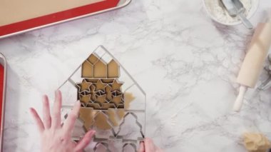 Zencefilli kurabiye hamurundan Noel kurabiyeleriyle şekiller kesiyorum..