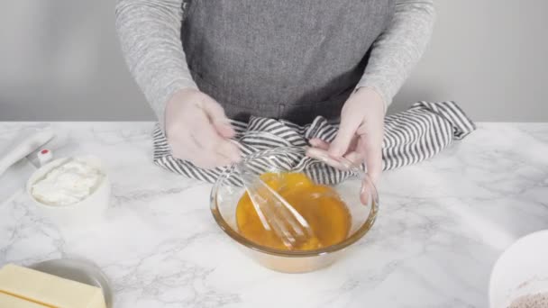 将湿配料倒入搅拌碗中烘焙红色天鹅绒蛋糕 — 图库视频影像