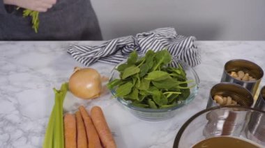 Vejetaryen fasulye çorbası pişirmek için sebze hazırlıyorum..