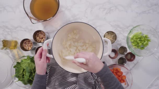 Приготування Овочів Білій Обробній Дошці Приготування Вегетаріанського Супу Білої Квасолі — стокове відео