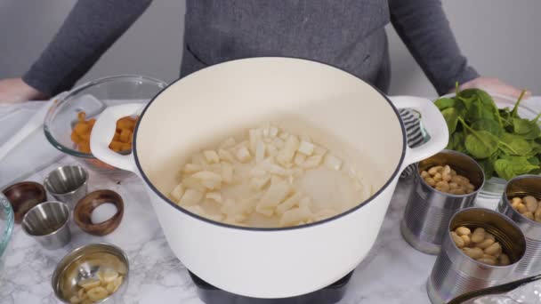 Приготування Овочів Білій Обробній Дошці Приготування Вегетаріанського Супу Білої Квасолі — стокове відео