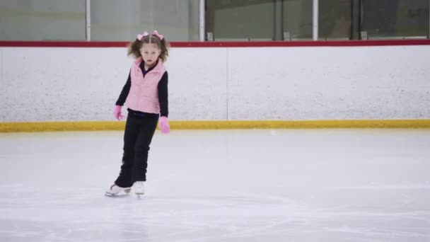 Klein Meisje Oefenen Figuur Schaatsen Beweegt Een Indoor Ijsbaan — Stockvideo
