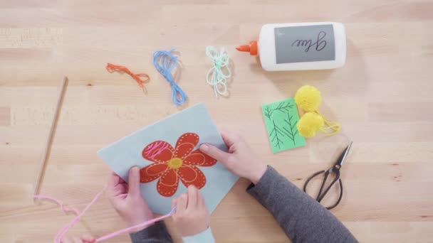 Menina Aprendendo Costurar Com Kit Artesanato Costura Para Crianças — Vídeo de Stock