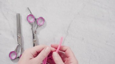 Koronavirüs salgını için dikiş makinesiyle pamuk yüz maskesi dikiyorum..