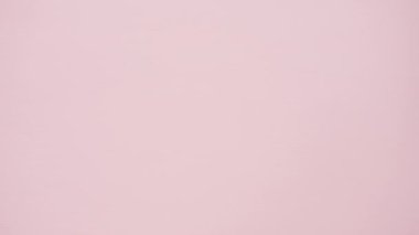 Pembe arka planda ahşap saplı yeni mavi silikon mutfak aletleri..