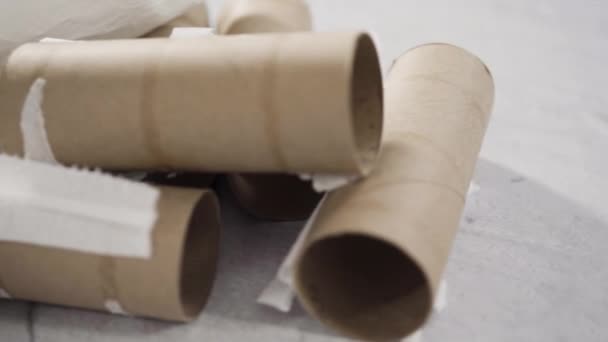 Gebrauchte Leere Toilettenpapierrollen Auf Grauem Hintergrund — Stockvideo