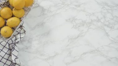 Böğürtlenli ve limon dilimli limonlu kek yapıyorum. 