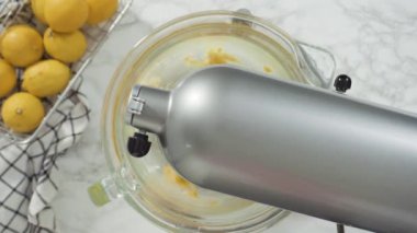 Böğürtlenli ve limon dilimli limonlu kek yapıyorum. 