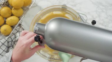 Böğürtlenli ve limon dilimli limonlu kek yapıyorum. 