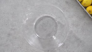 Böğürtlenli ve limon dilimli limonlu kek yapıyorum. 