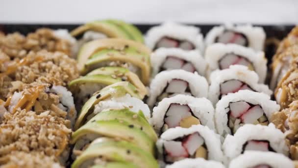 Pakowana Odmiana Sushi Sushi Plastikowej Tacce — Wideo stockowe