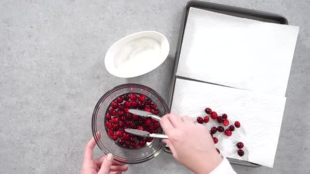 Bakning Citrontranbärskaka Med Sockertranbär Och Citronkilar — Stockvideo